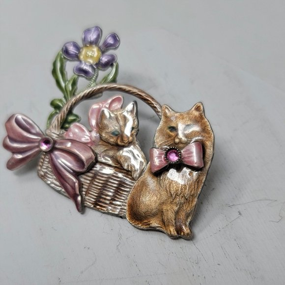 Adorable enameled kitten Cat in a Basket Pin Brooch Vintage - Picture 2 of 6